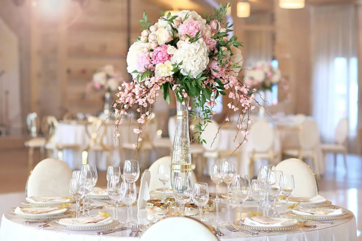 تجذل الفازات الشفافة المحملة بالأزهار الأبصار 