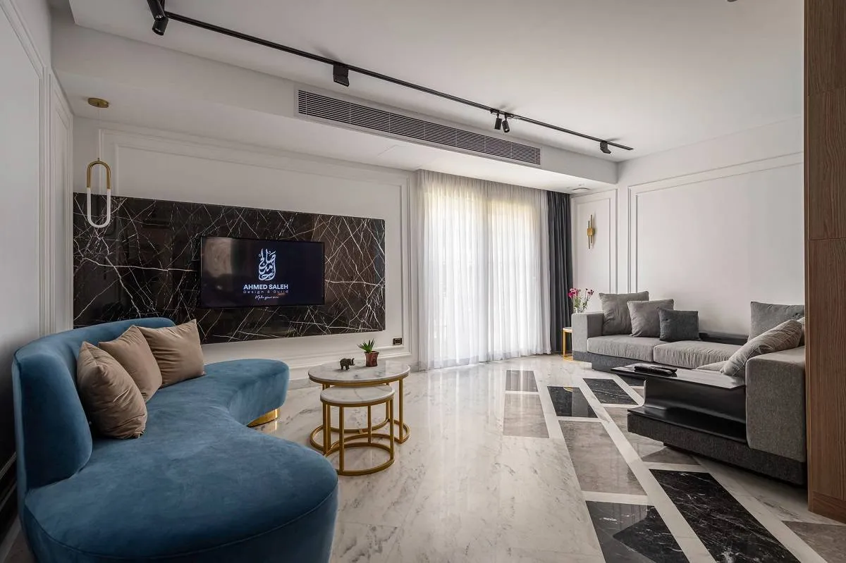 جدار التلفاز يمثل النقطة المحورية في الفراغ الذي يحلّ فيه