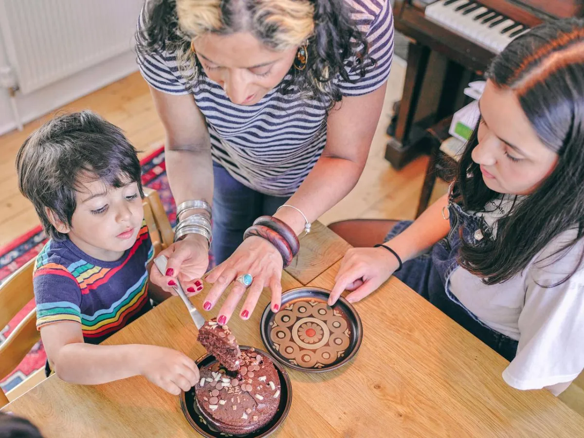 صورة لطفل يتناول الحلوى