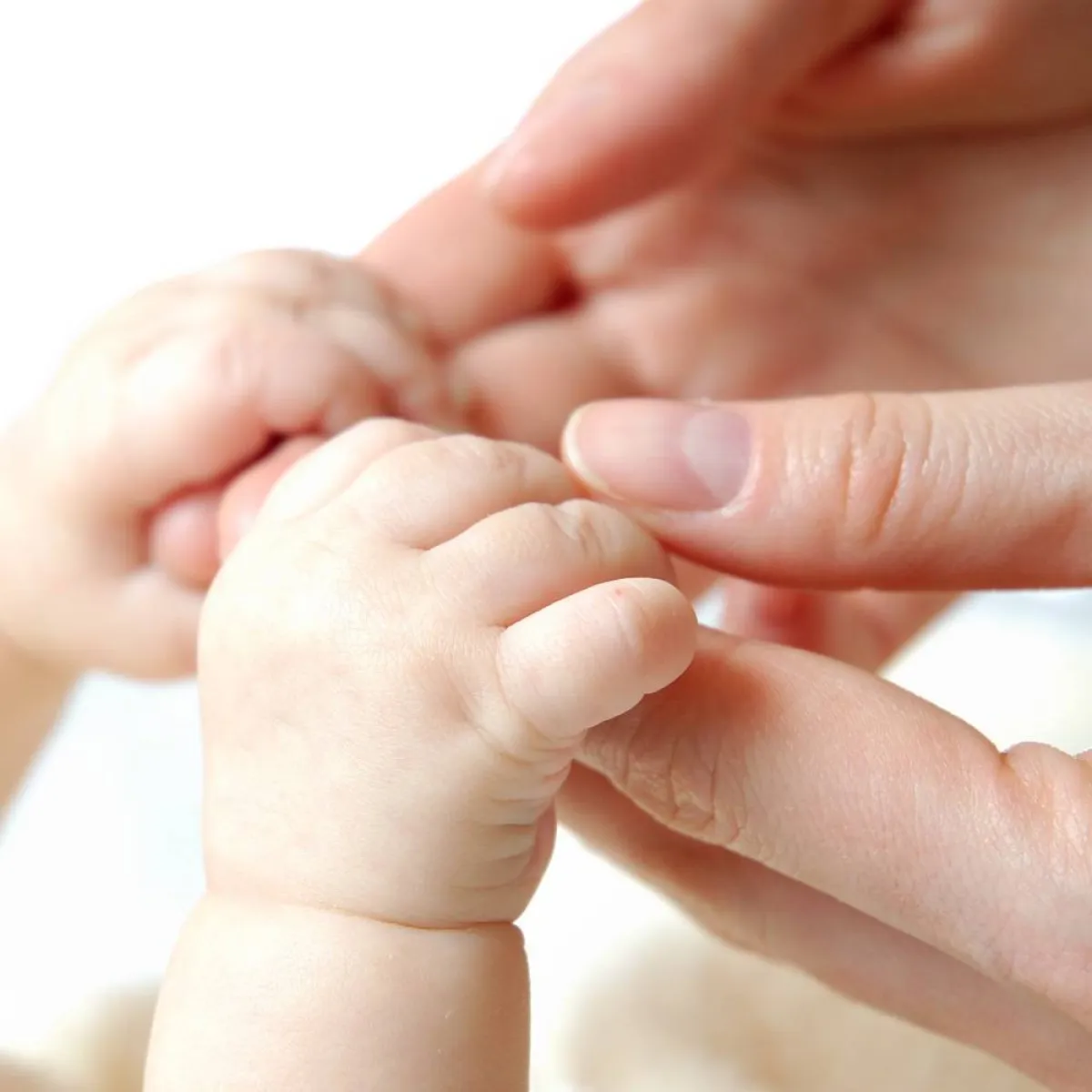 صورة تعبيرية للتواصل بين الطفل وأمه