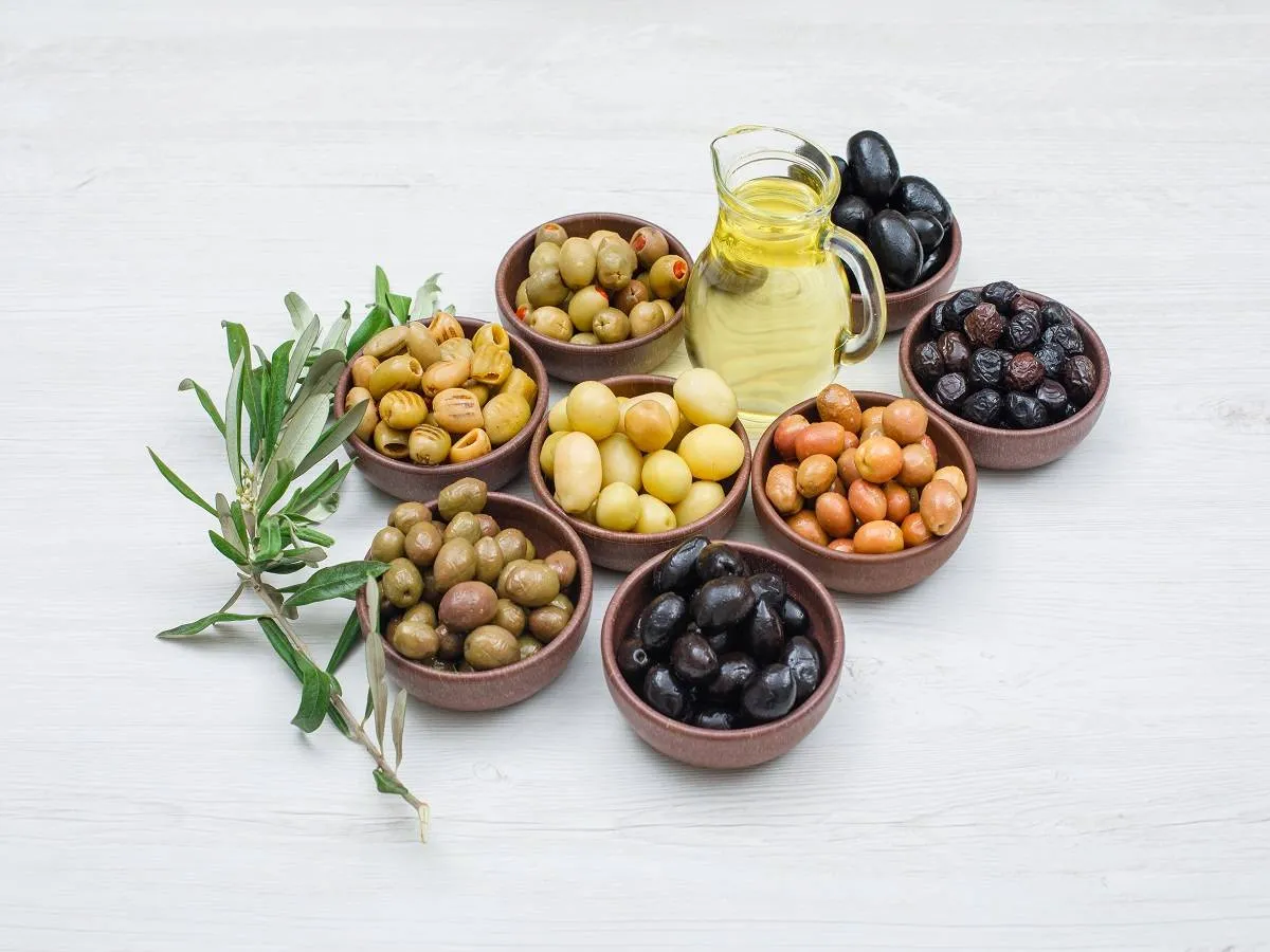 صورة لكمية من الزيتون الأخضر والأسود