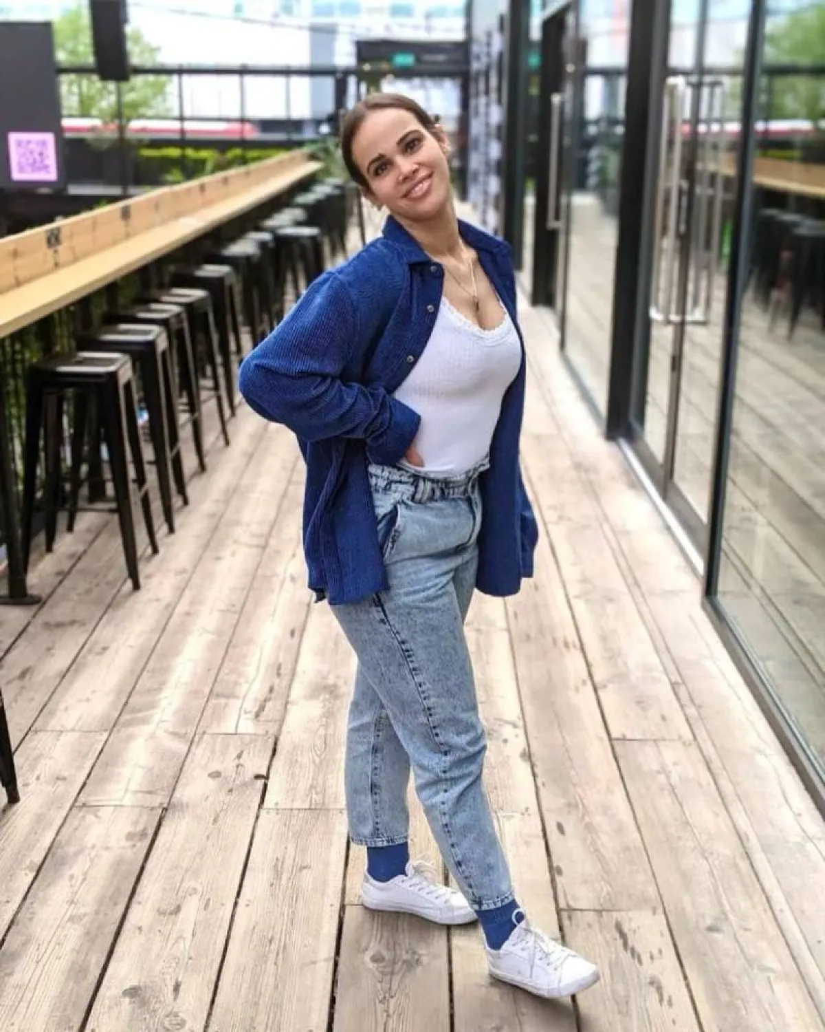 نور عمرو دياب بقميص كاجوال 