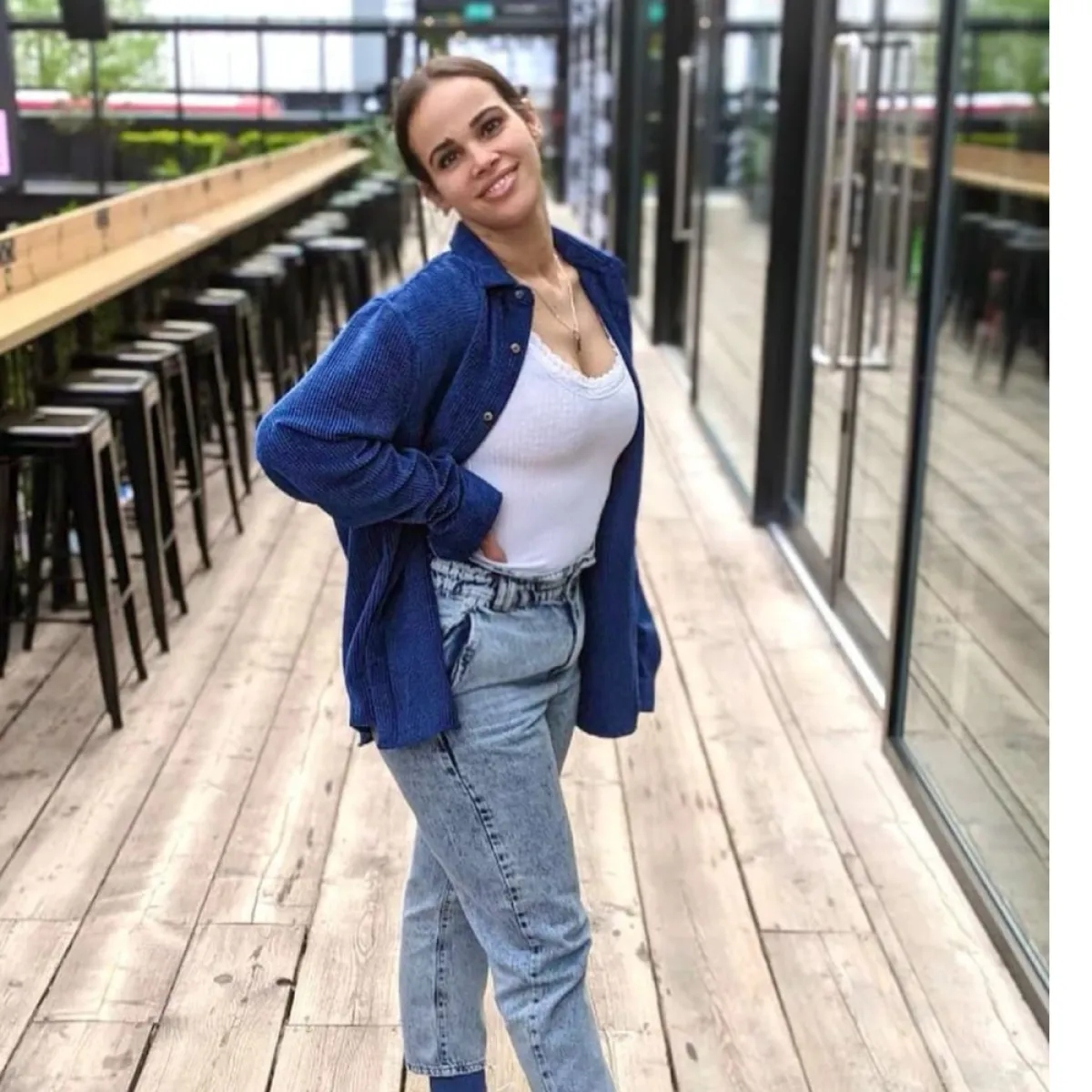 نور عمرو دياب بقميص كاجوال 