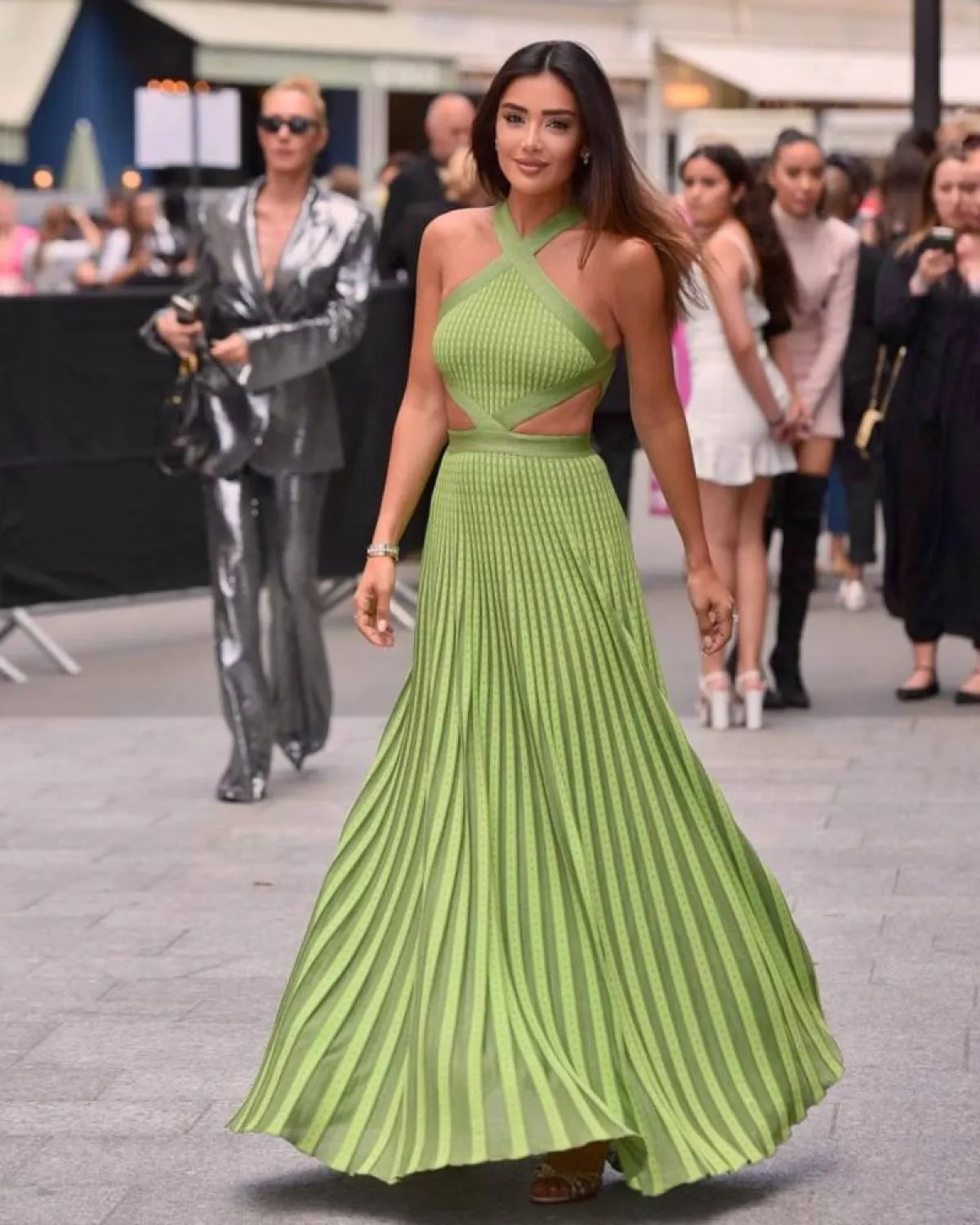 جيسيكا عازار بإطلالة صيفية أنيقة 