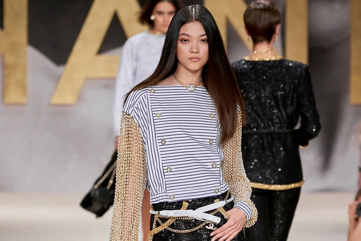 تنانير برّاقة لإطلالات مشرقة