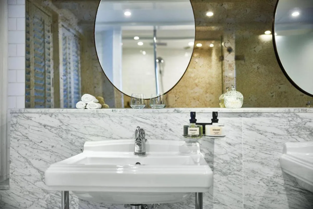 الرخام يضفي فخامة على تصاميم الحمامات في فندق بوليتزر أمستردام
