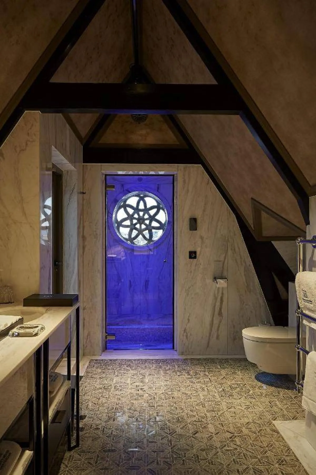 لقطة للحمام في فندق تونتي سيڤن