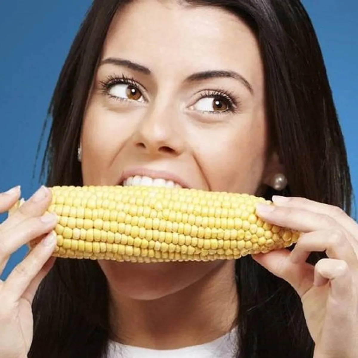 صورة لحامل تتناول الذرة