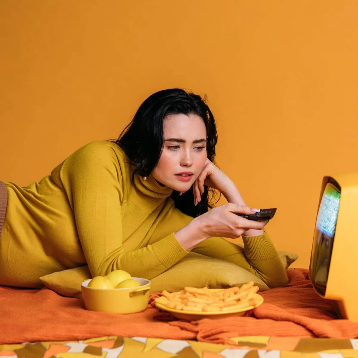 صورة لحامل تتناول الفيشار