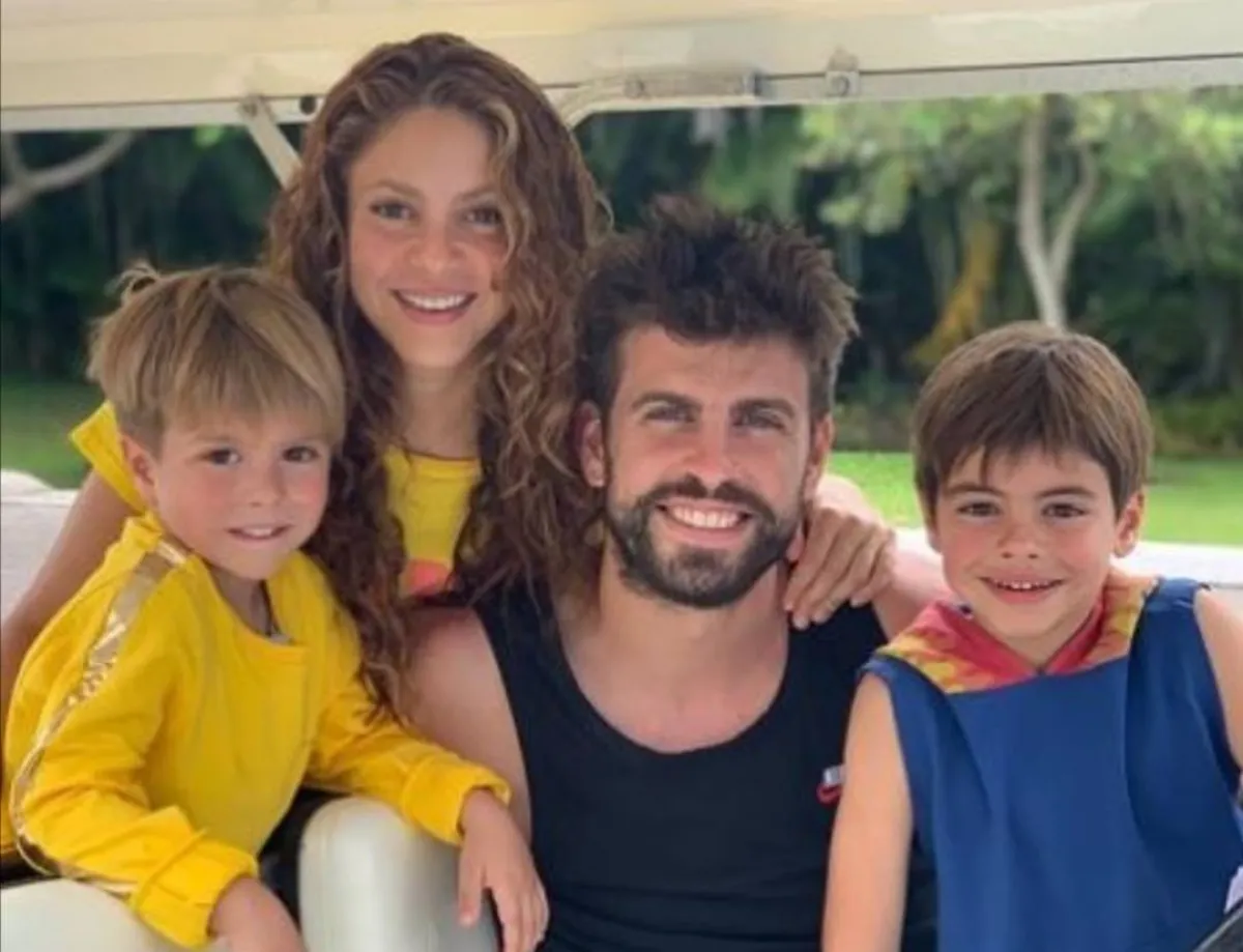 شاكيرا وبيكيه مع ابنيهما ساشا وميلان- الصورة من حساب بيكيه على إنستغرام