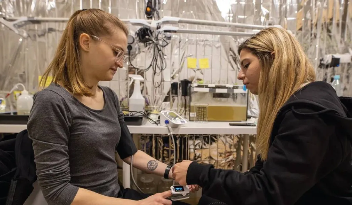 سارة مع إحدى زميلات العمل خلال التحضير والاستعدادات