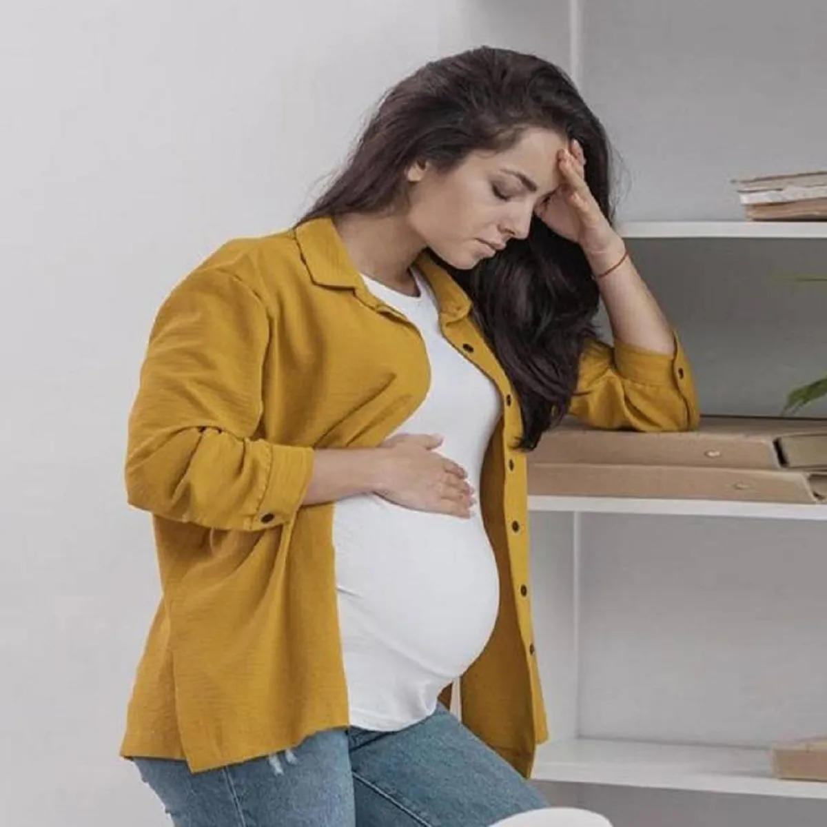 صورة لحامل تشكو من ألم المعدة