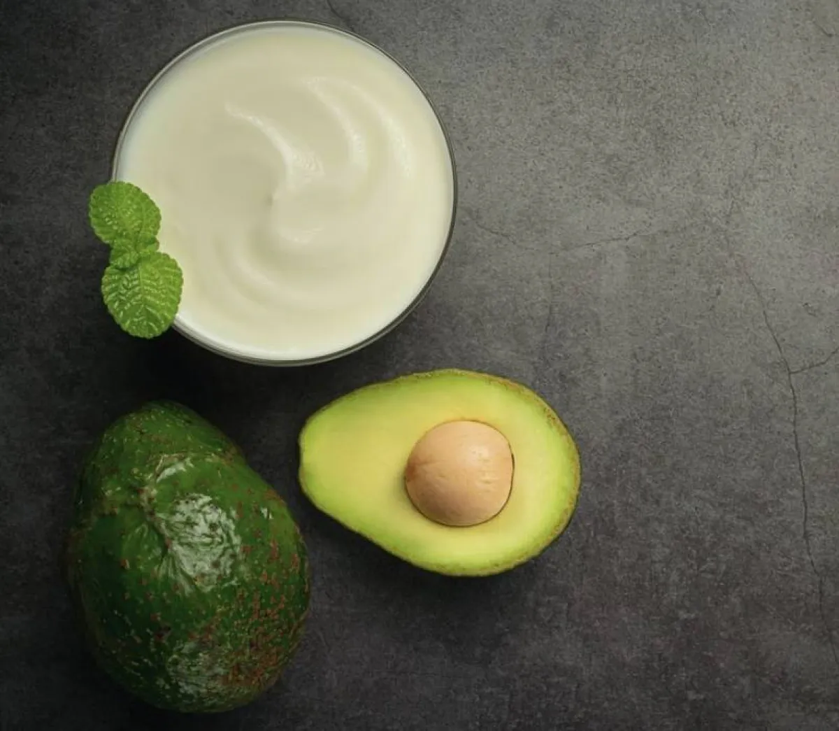 الزبادي والأفوكادو لتنعيم الشعر