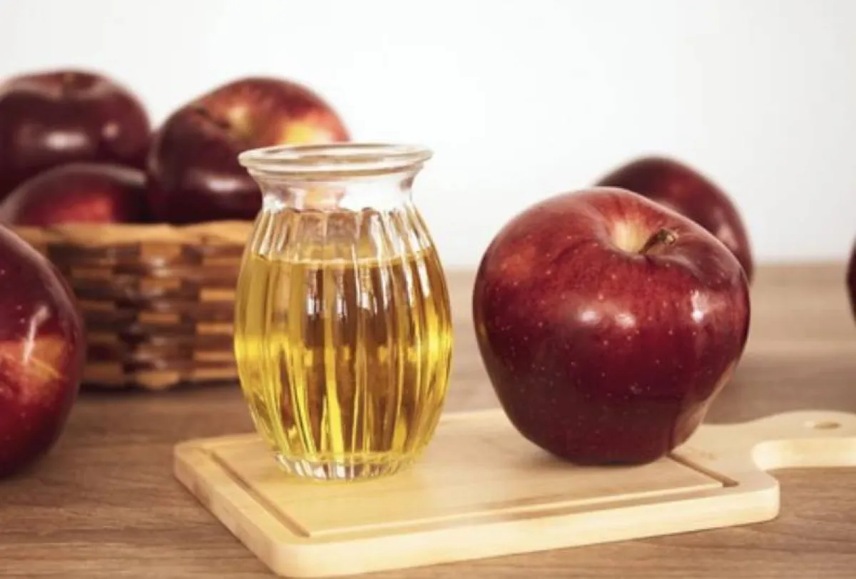 خل التفاح والزيوت لتنعيم الشعر