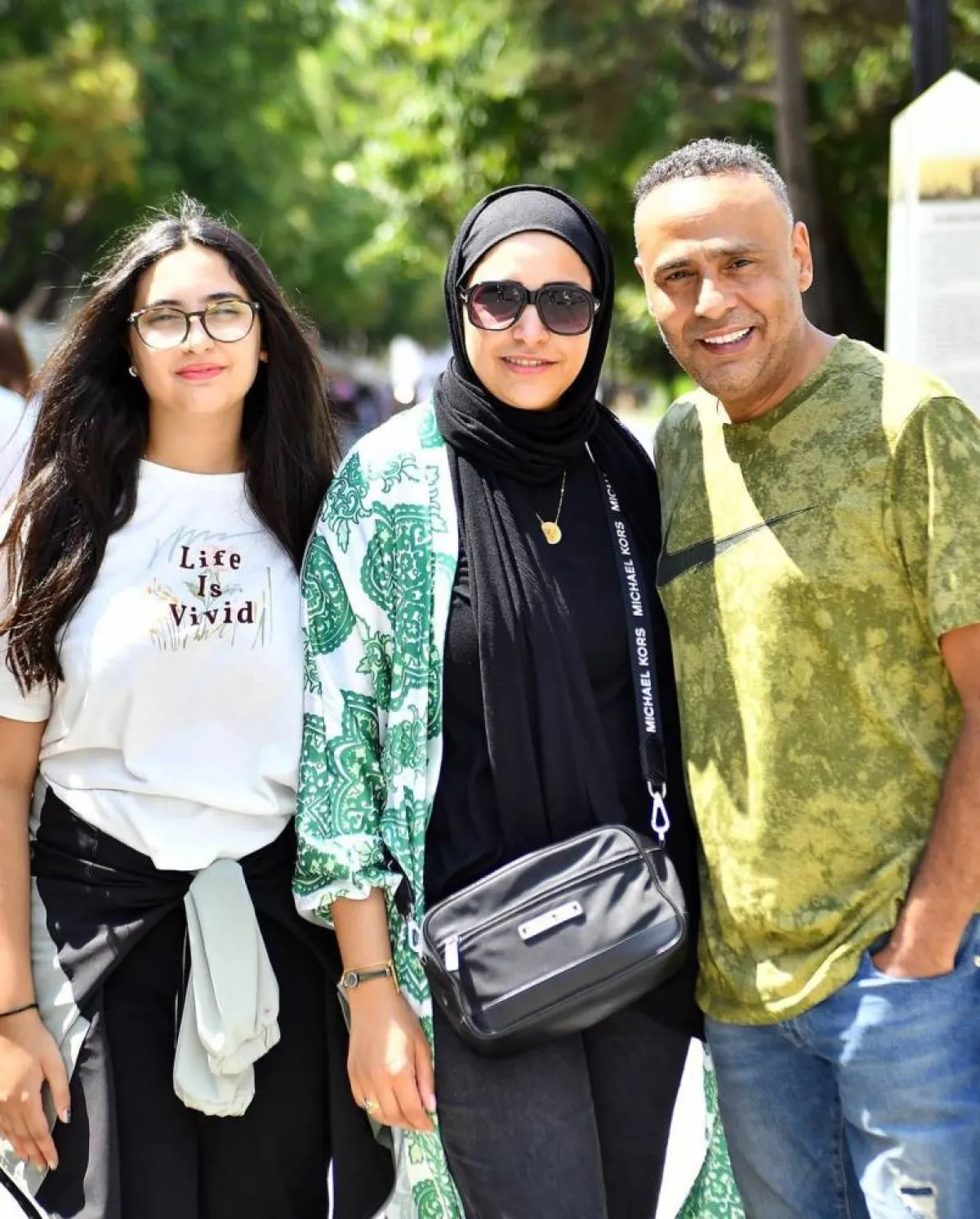 محمود عبد المغني وزوجته وابنته - صورة من حسابه على إنستجرام