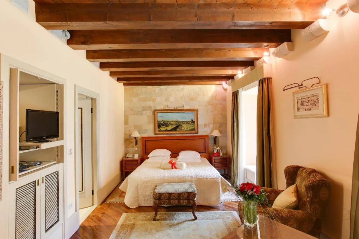 لقطة لإحدى الغرف في ذا بوسيك بالاس