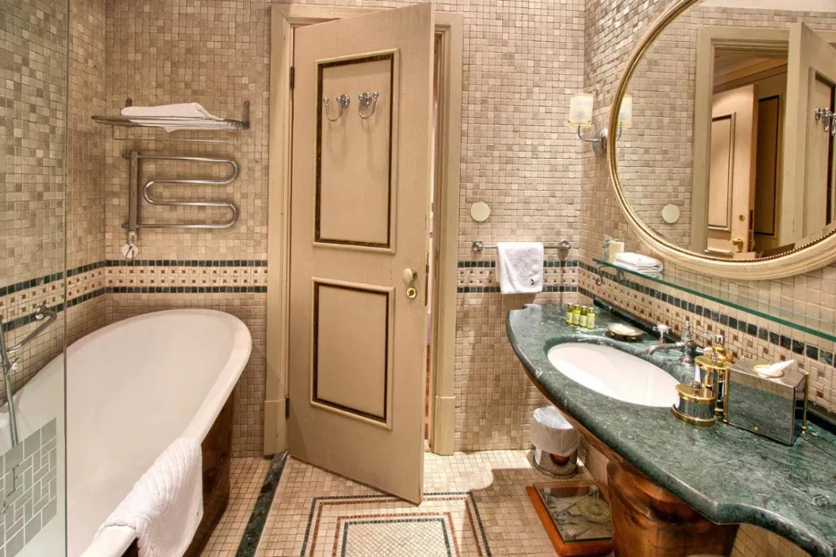 مواد فخمة تحلّ على تفاصيل الحمامات في فندق ذا بوسيك بالاس