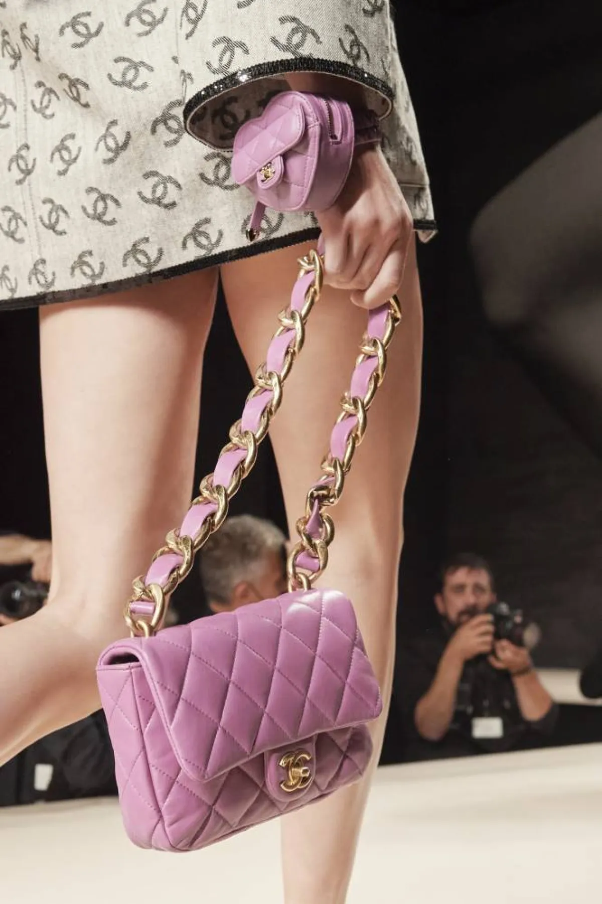 حقيبة يد باللون الوردي من شانيل «Chanel»