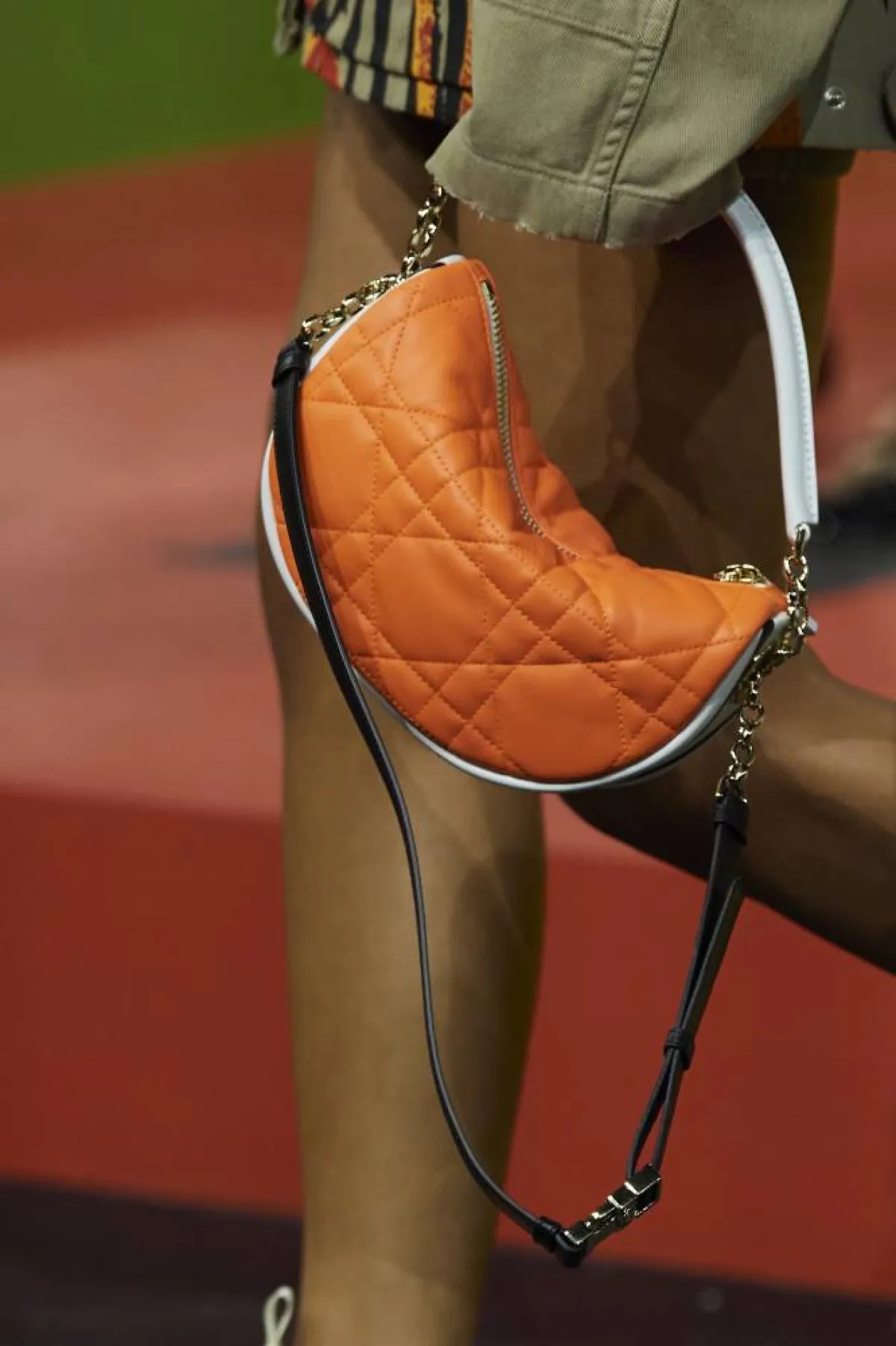 حقيبة يد باللون البرتقالي من كريستيان ديور «Christian Dior»