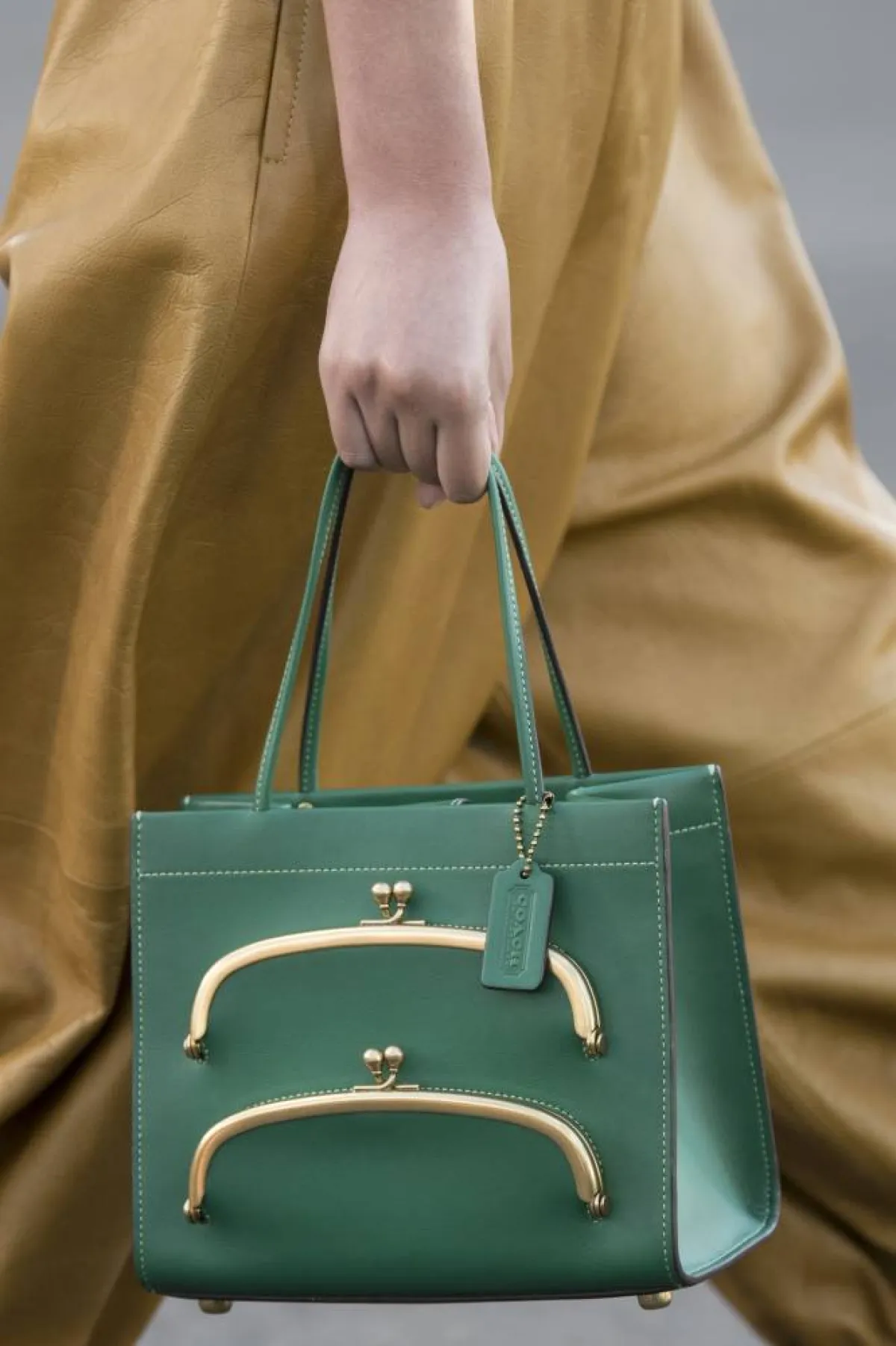 حقيبة يد باللون الأخضر من كوتش «Coach»