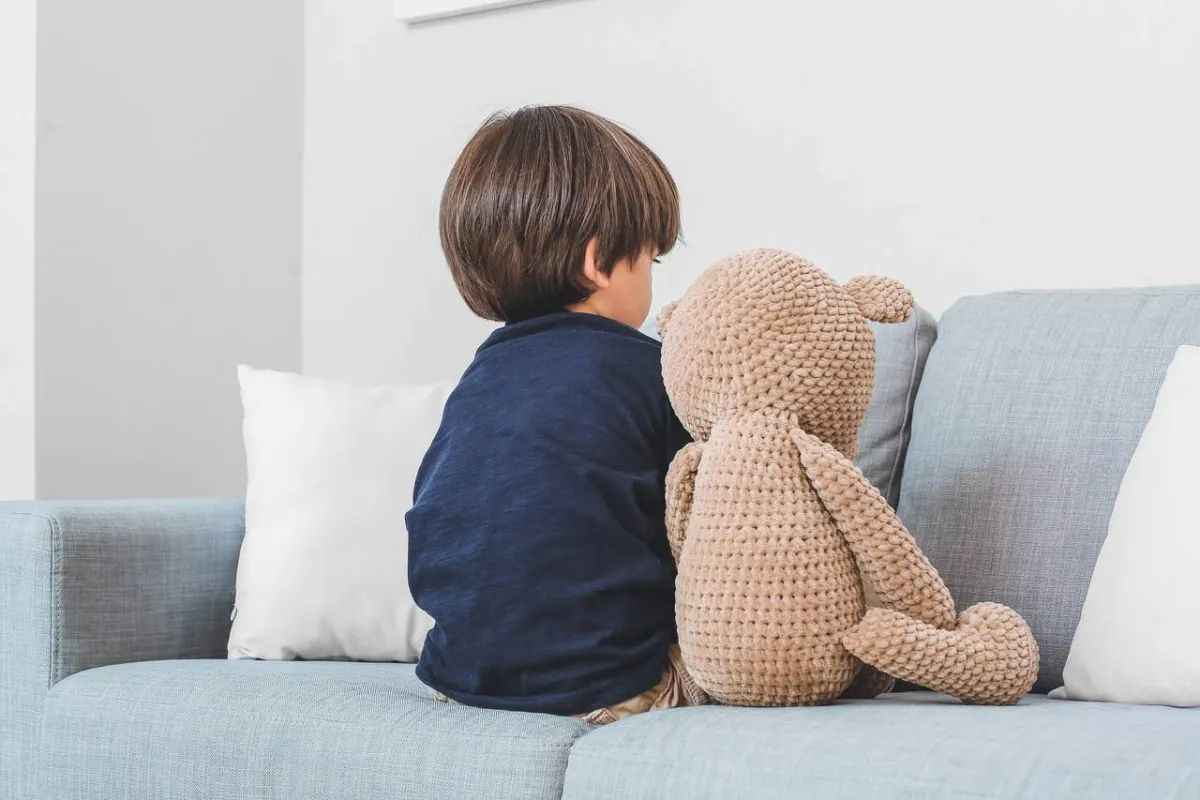 صورة عن انعزال الطفل