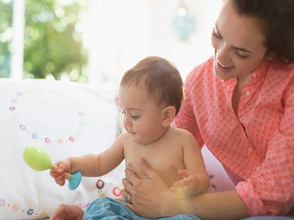 صورة لأم تلعب مع طفلها