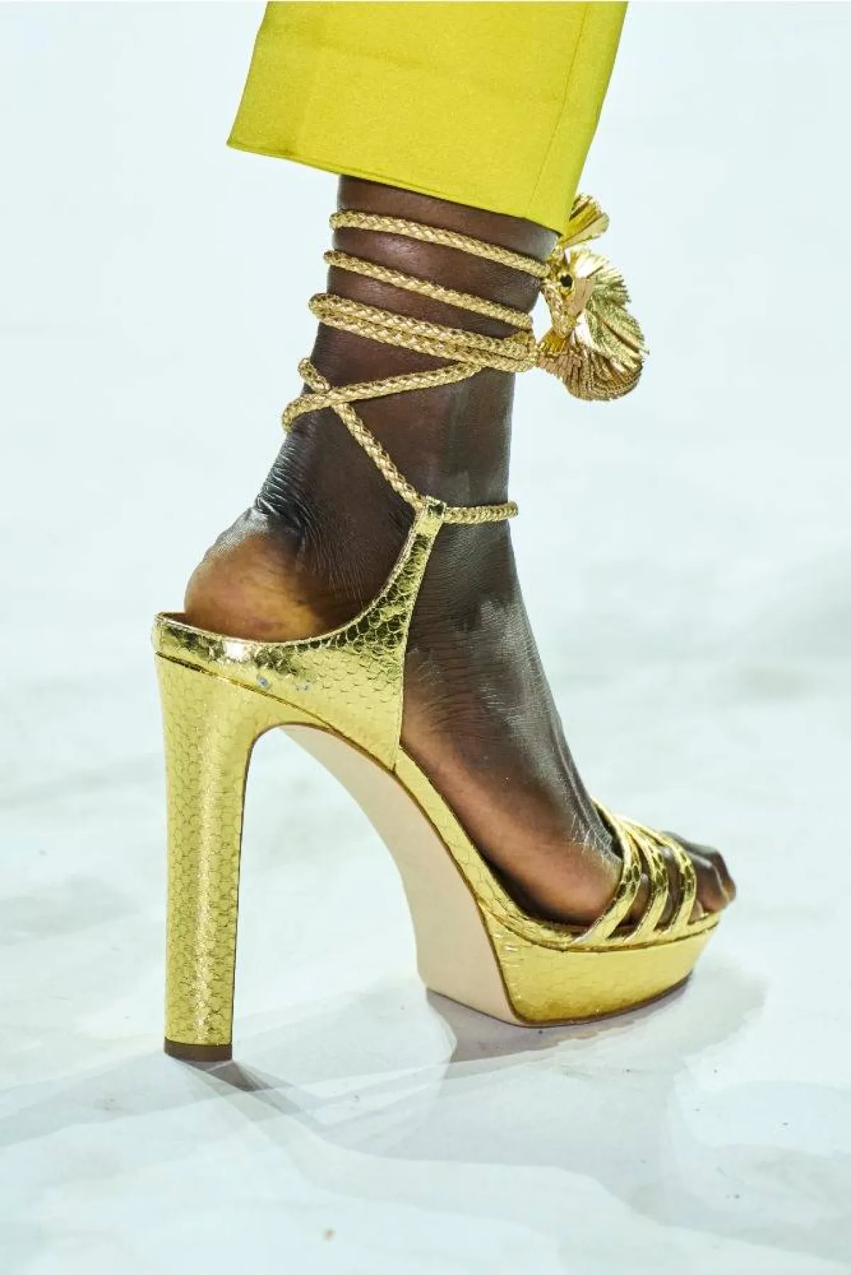 موديلات صنادل ميتاليك لصيف 2022 من سيرجيو هدسون  Sergio Hudson