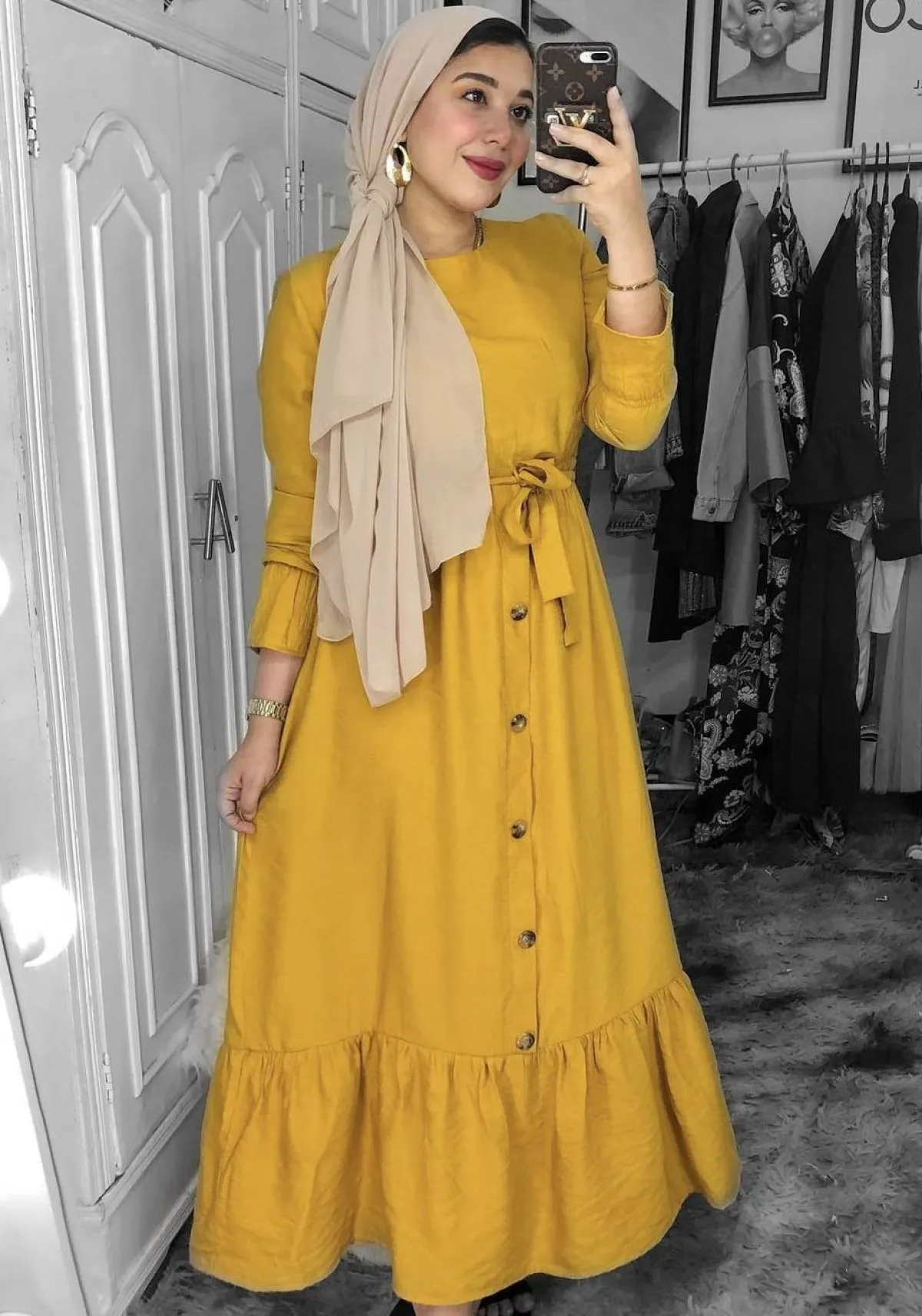 حنان الحكيم بفستان فضفاض بازرار