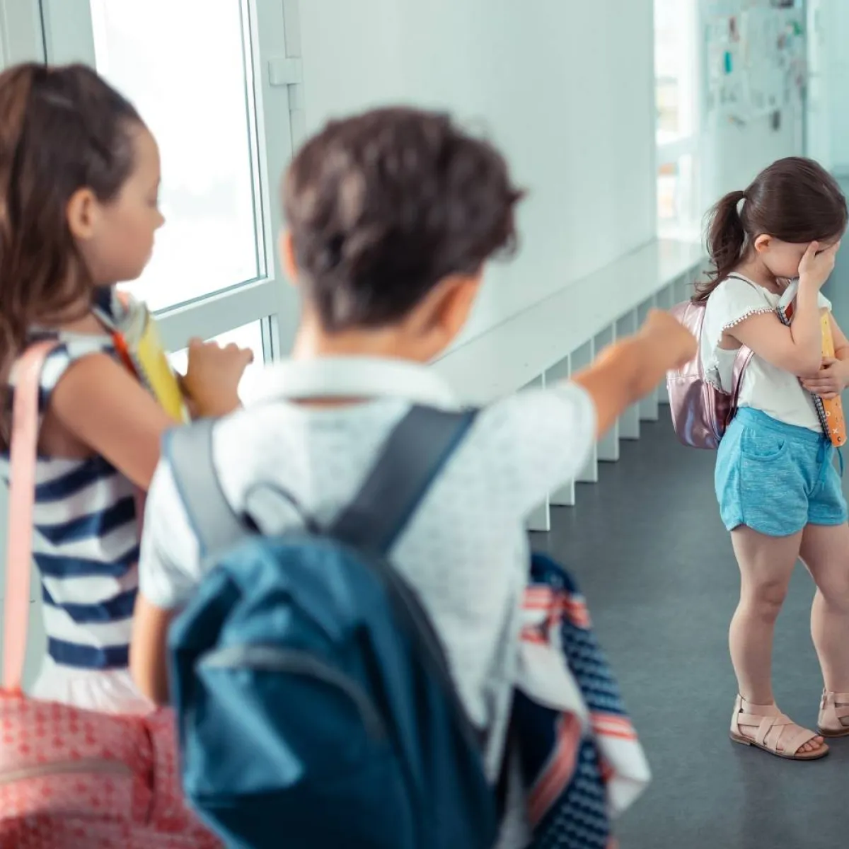 صورة لأطفال يتنمرون على طفلة