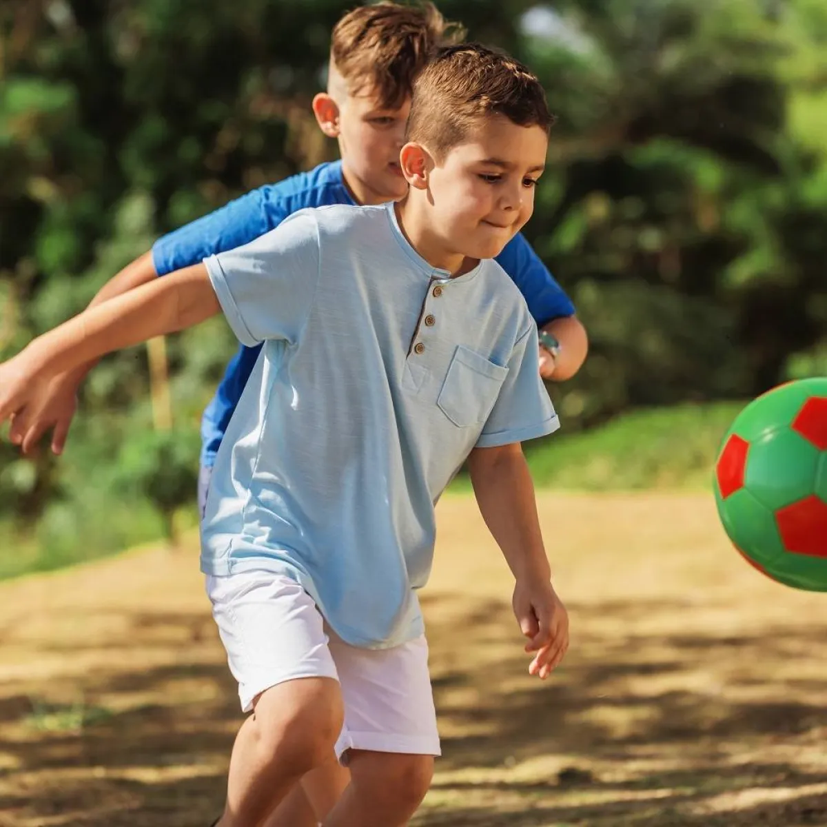 صورة لطفلين يلعبان