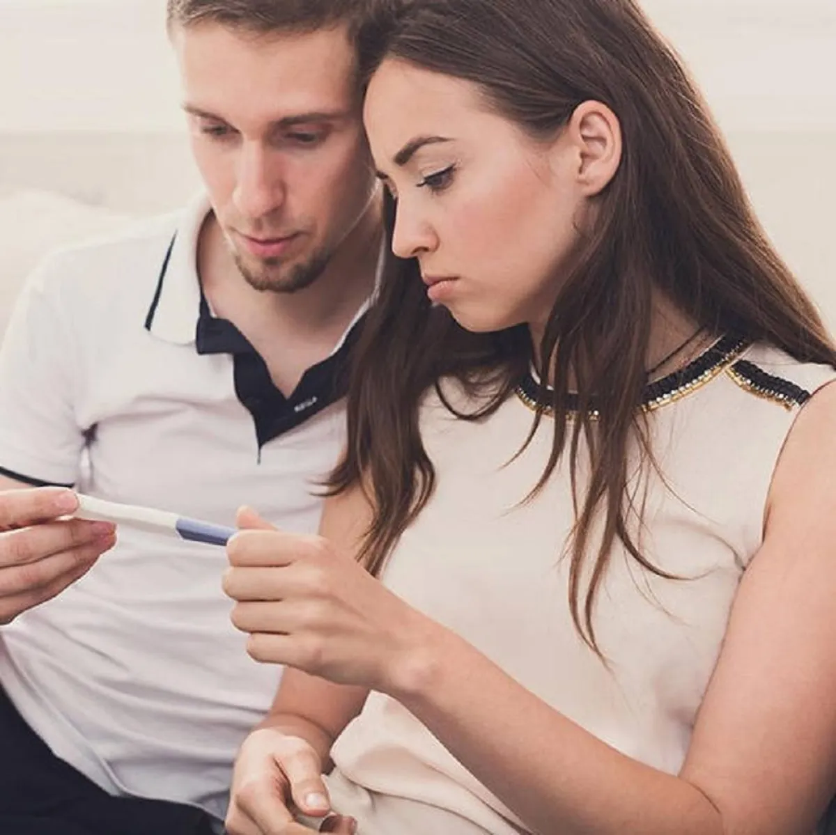 صورة لزوجين يفحصان الاختبار