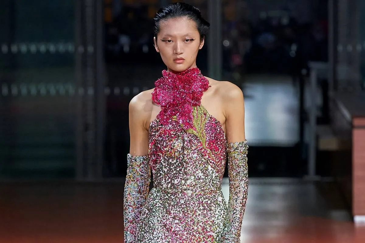 فساتين مرصّعة بالأحجار الملوّنة