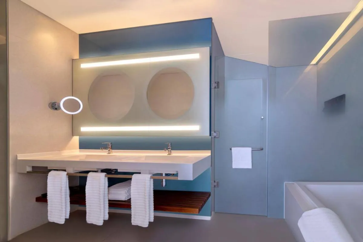 لقطة لأحد الحمامات التابعة لغرف فندق لو ميريديان الرياض