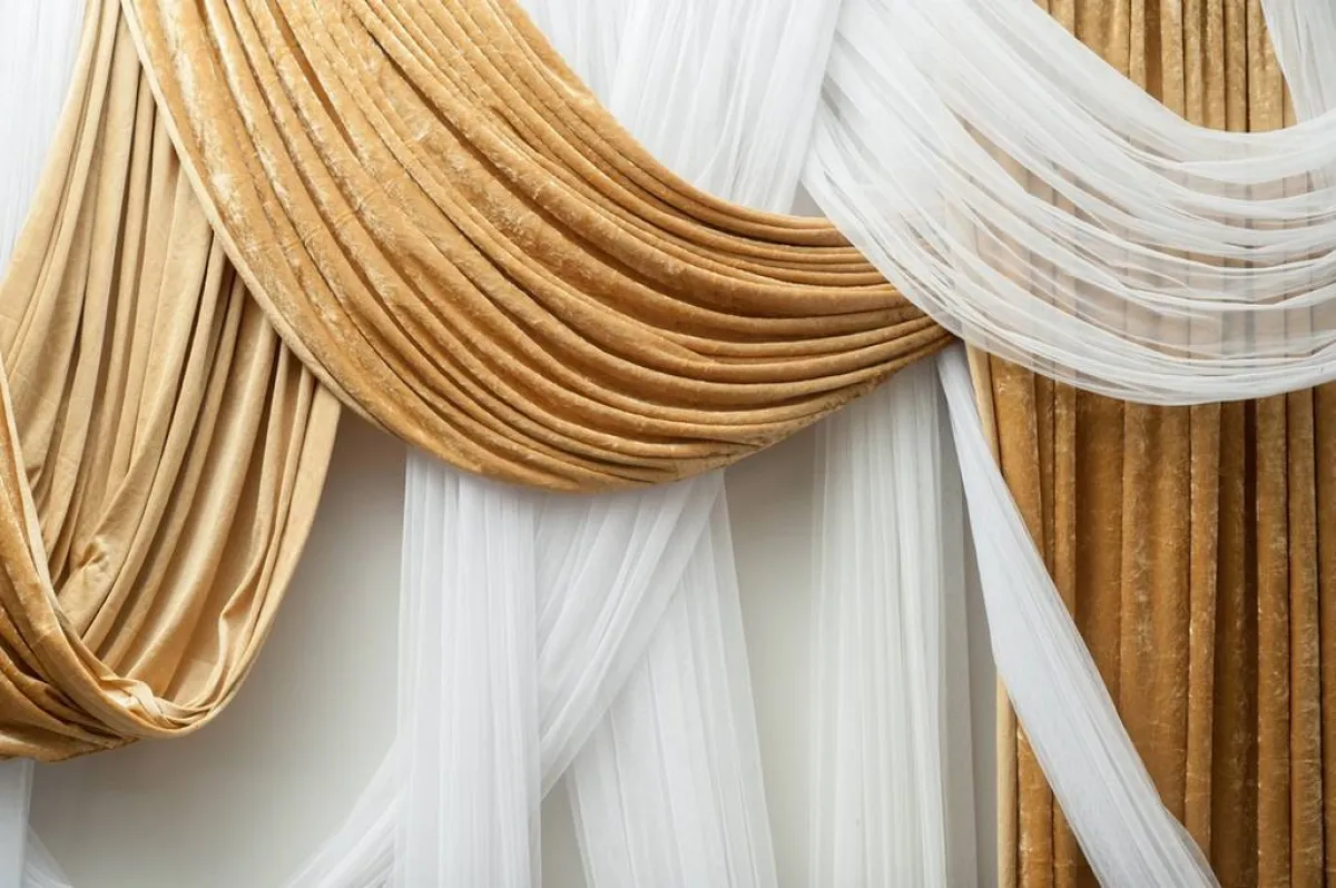 الستائر في قاعة العرس