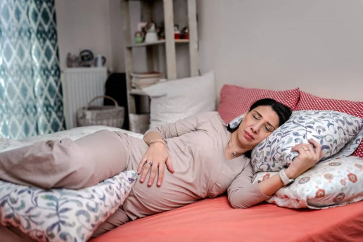 صورة لحامل في الشهور الأخيرة، تنام على جنبها