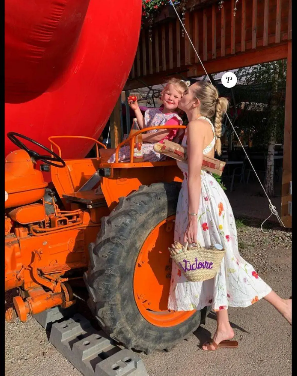 مع  ابنتها  الصورة منpurepeople.com