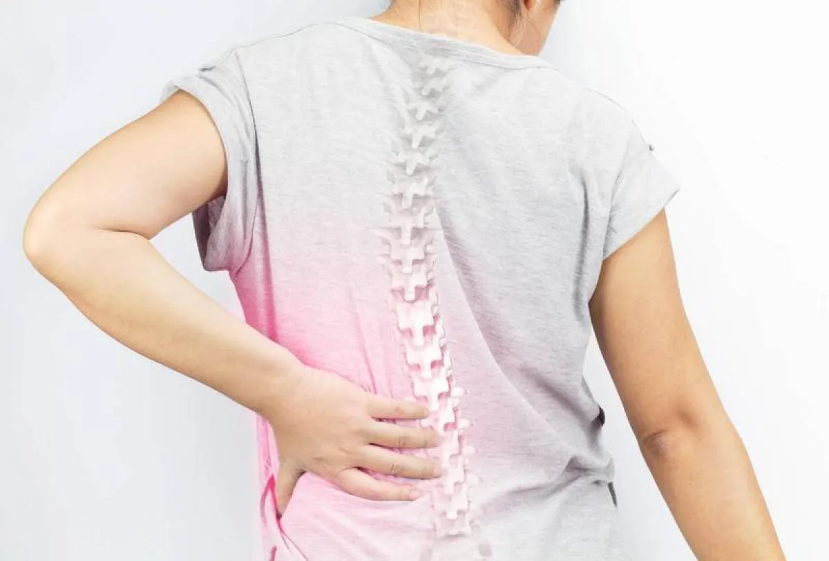 ألم يبدأ من أسفل العمود الفقري