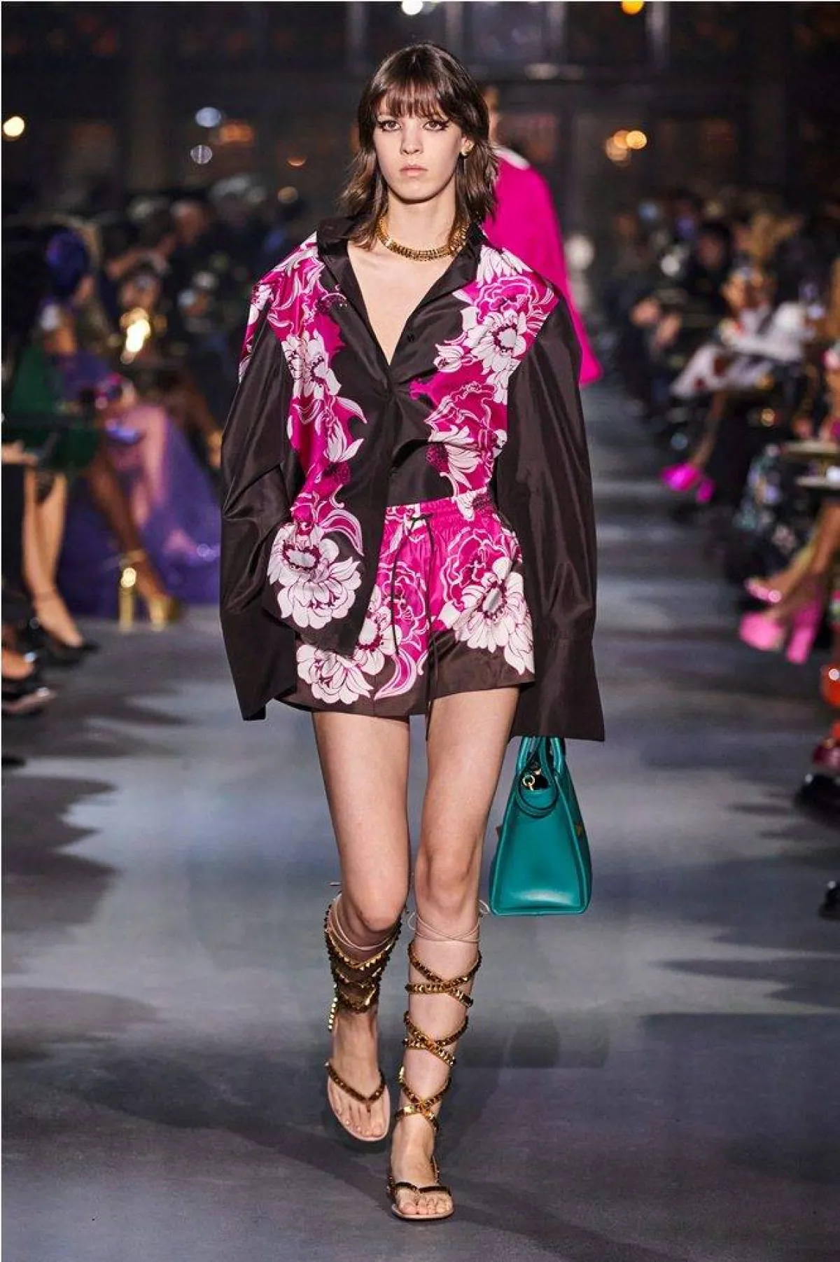 موديلات قمصان ملوّنة للسيدات، من فالنتينو Valentino