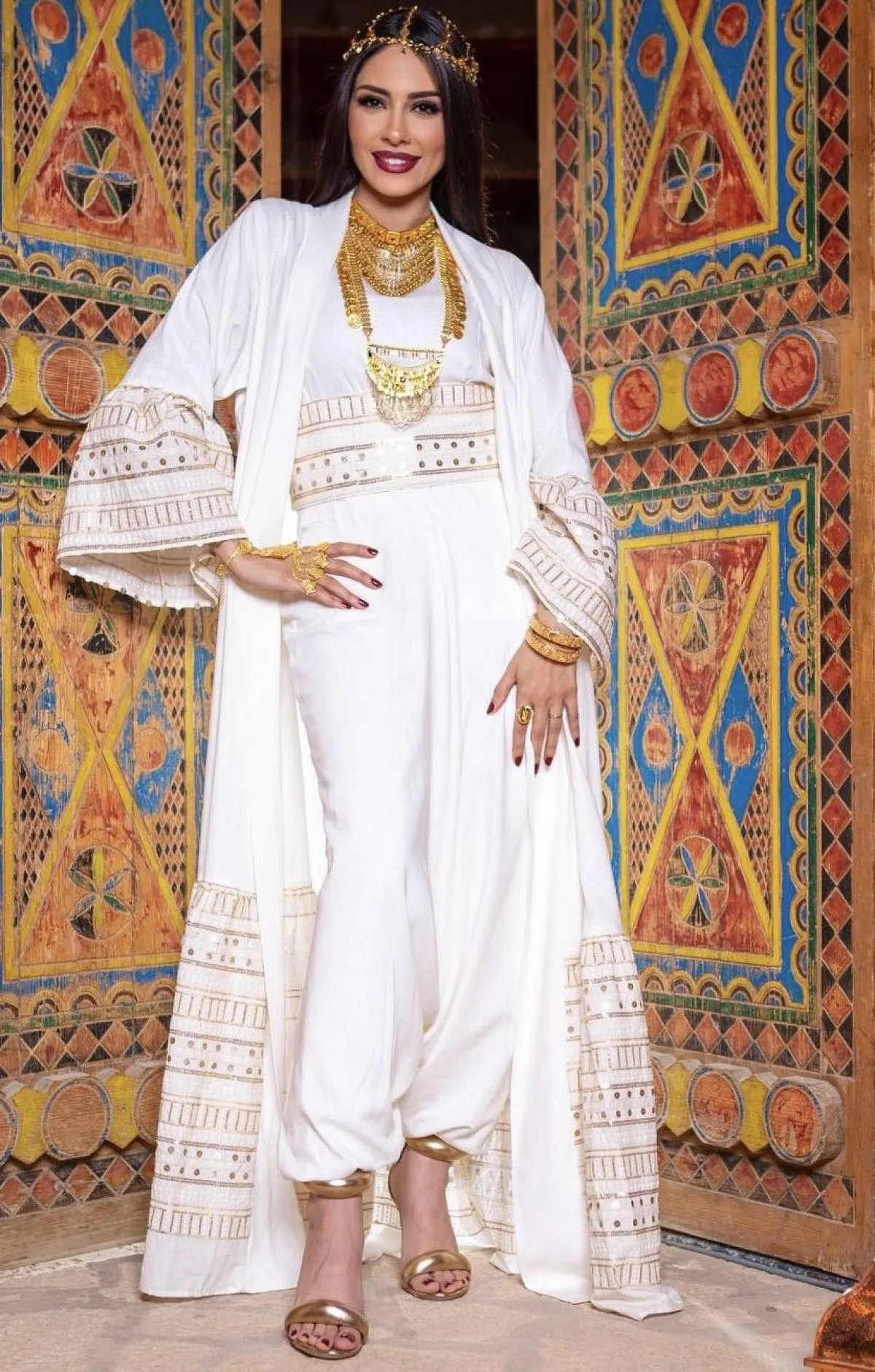 تنسيق الابيض والذهبي من الهام علي