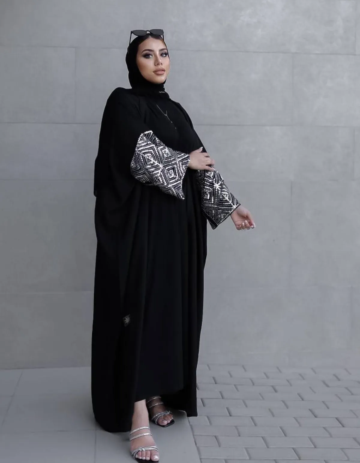 رهف الشامي بعباية باكمام فضية