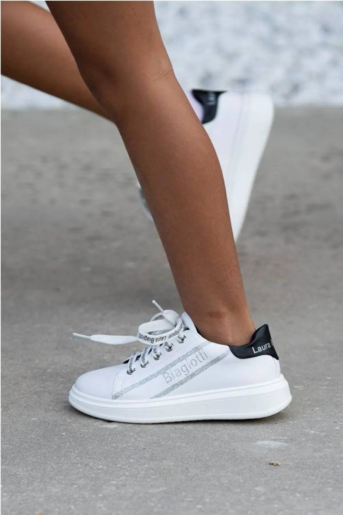 حذاء رياضي باللون الأبيض من لورا بياجيوتي  Laura Biagiotti
