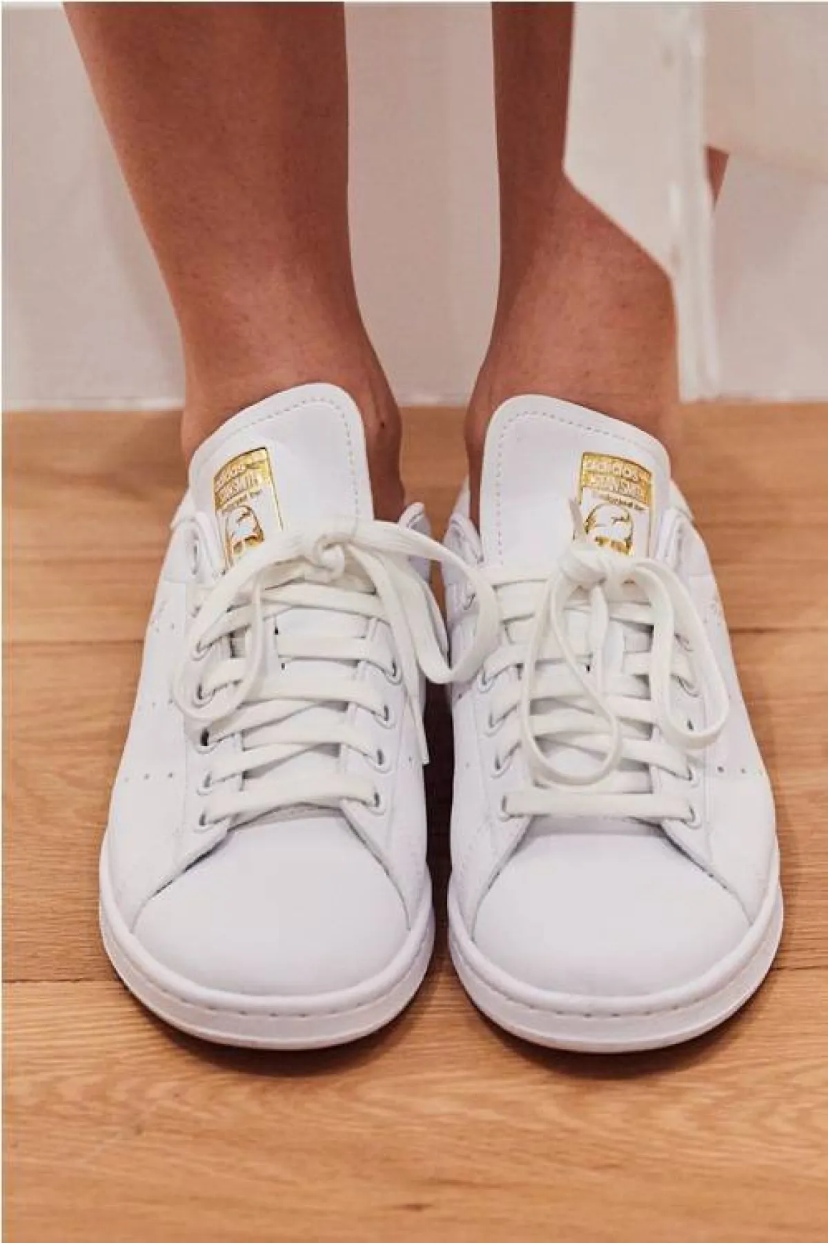 حذاء رياضي باللون الأبيض من موسي  Mossi