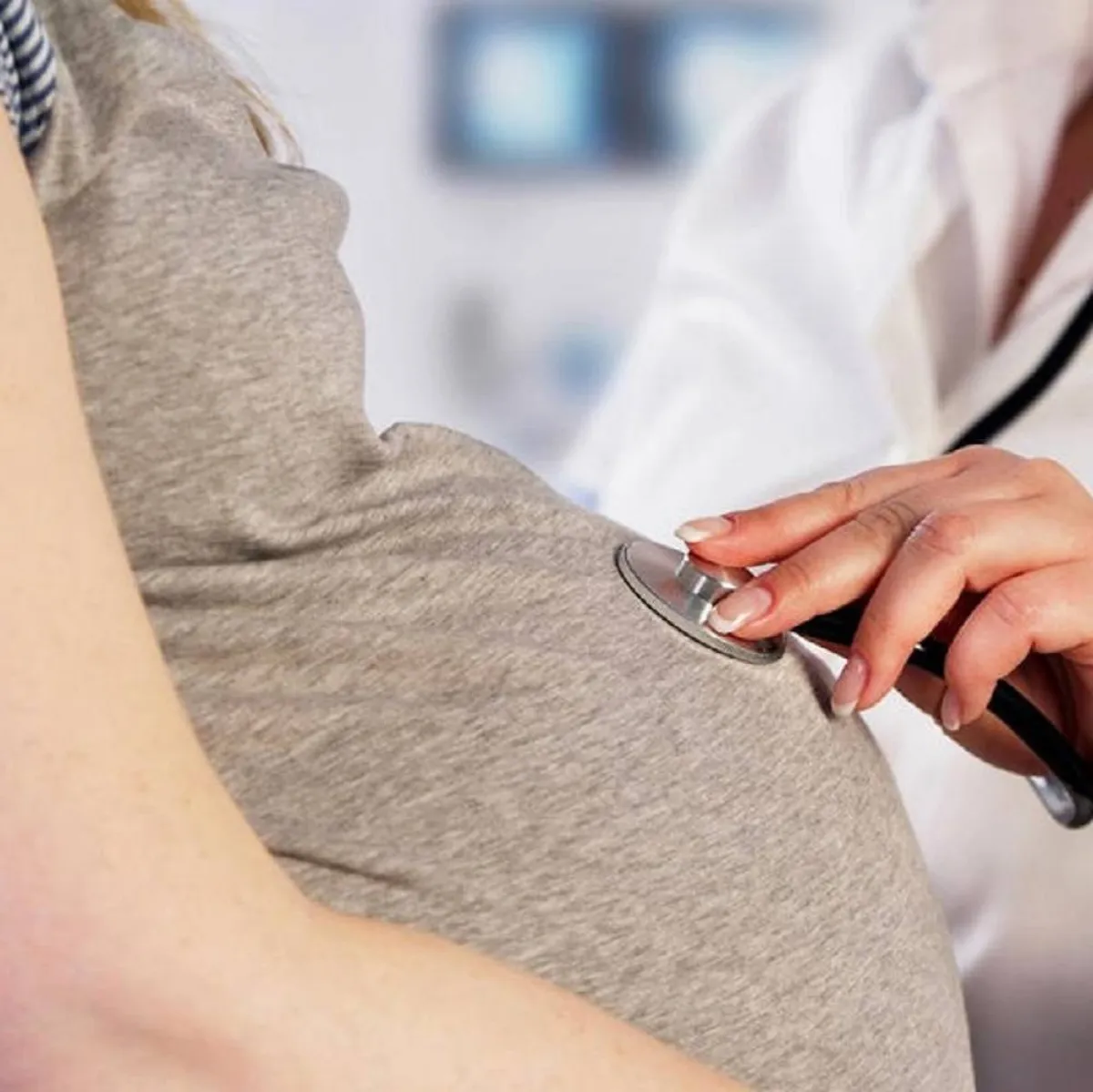 صورة لحامل وطبيبة