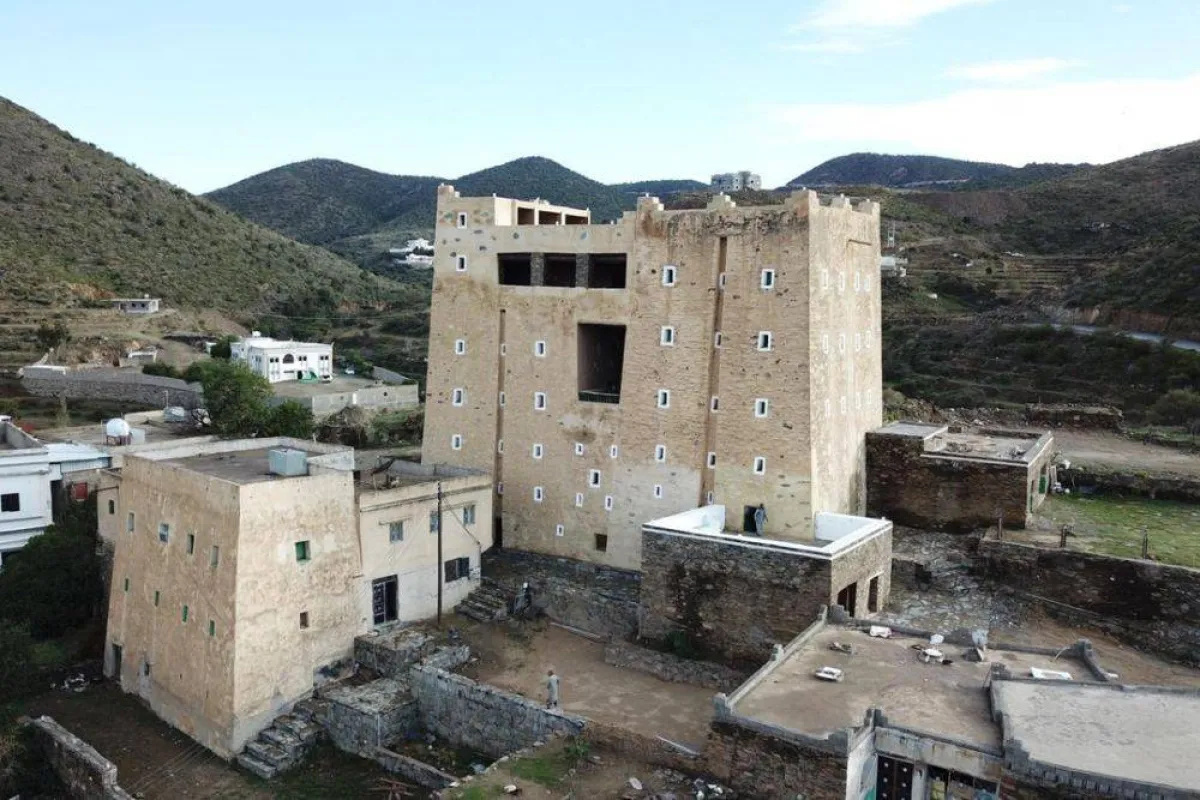  تظهر الصورة قصور آل أبو سراح من الخارج في النهار