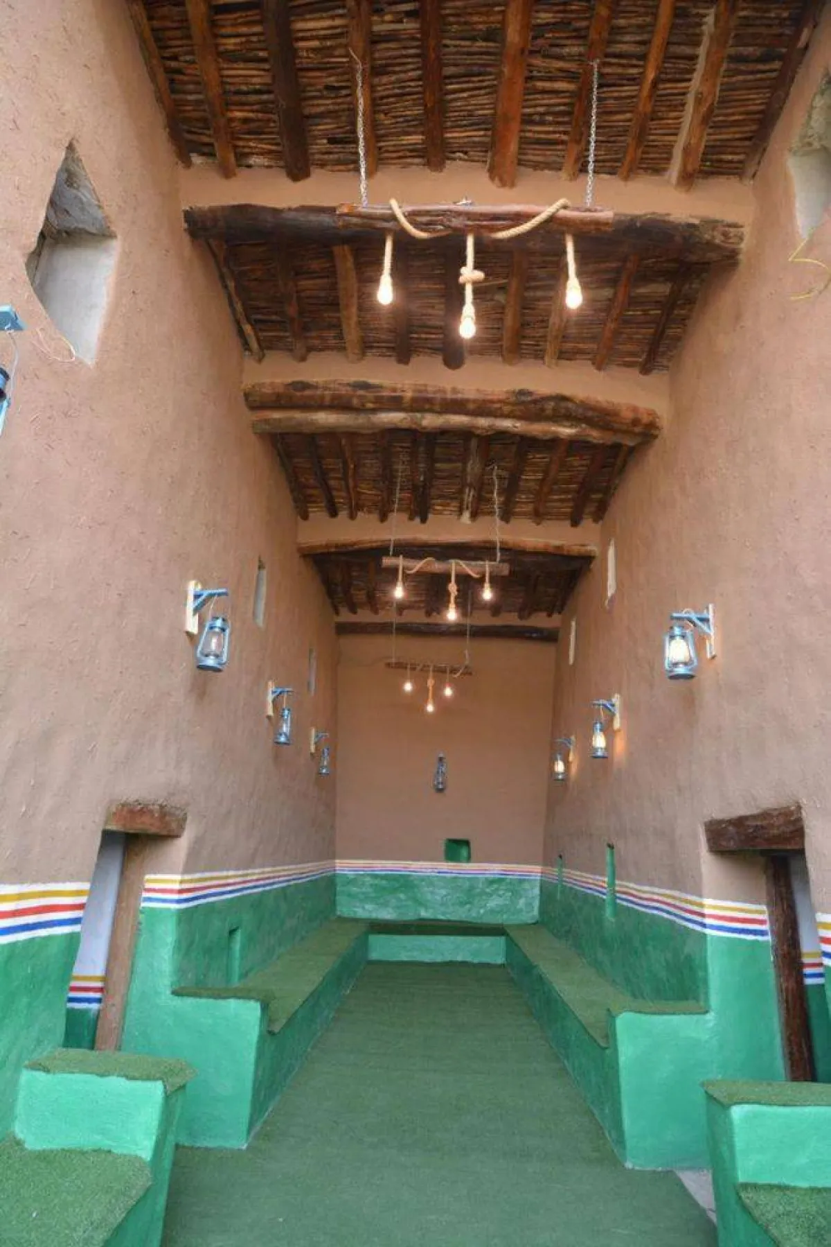  تظهر الصورة  قصور آل أبو سراح من الداخل