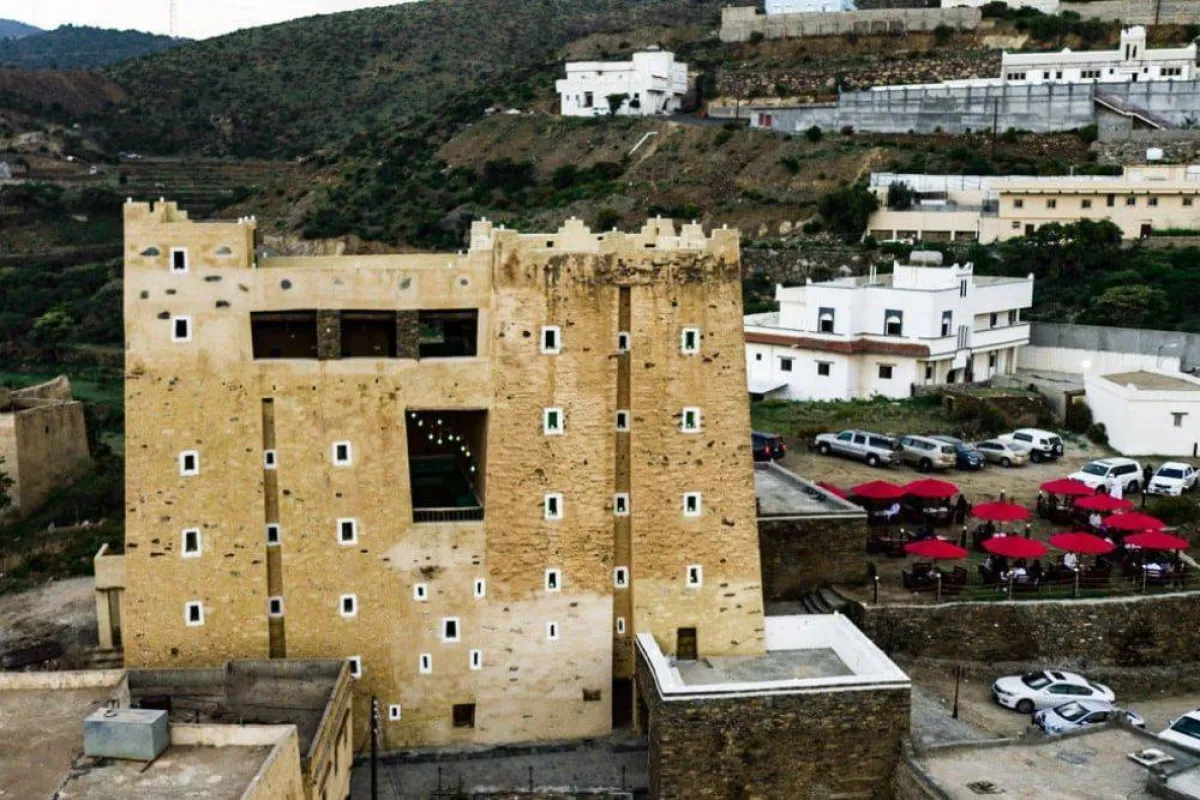  تظهر الصورة  قصور آل أبو سراح من الخارج في النهار