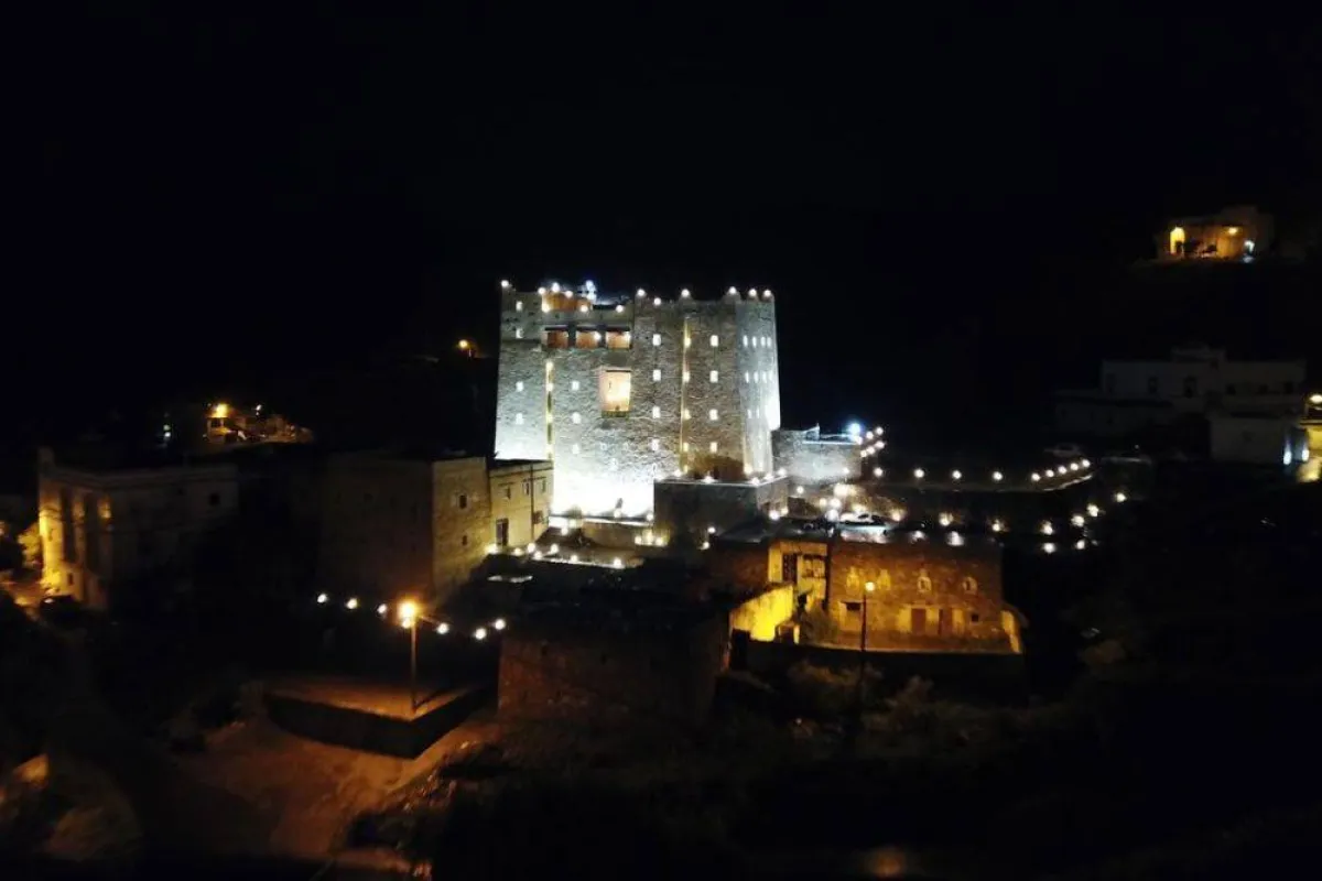  تظهر الصورة  قصور آل أبو سراح من الخارج