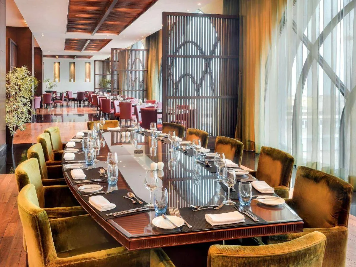 أحد المطاعم في فندق سوفيتل كورنيش الخبر 