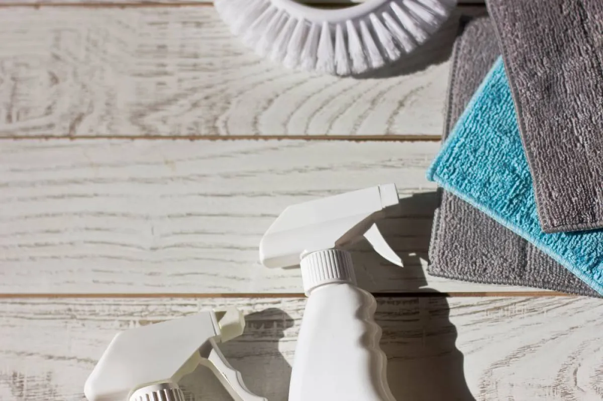 خطوات منزليّة لتنظيف الخشب الأبيض 