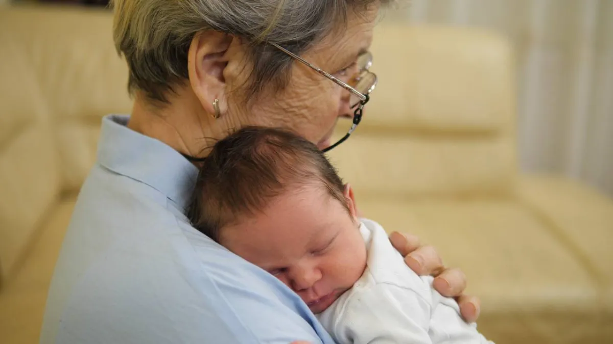 صورة للجدة مع الحفيد